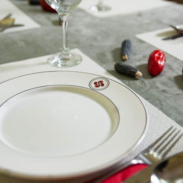 Dessertteller, Cesiro, rund, 20 cm, glänzendes Weiß, verziert mit rotem Propeller