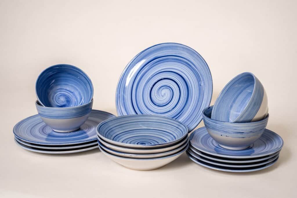 Tafelservice für 4 Personen, 16-teilig, Glänzend weiß, verziert mit blauer Spirale