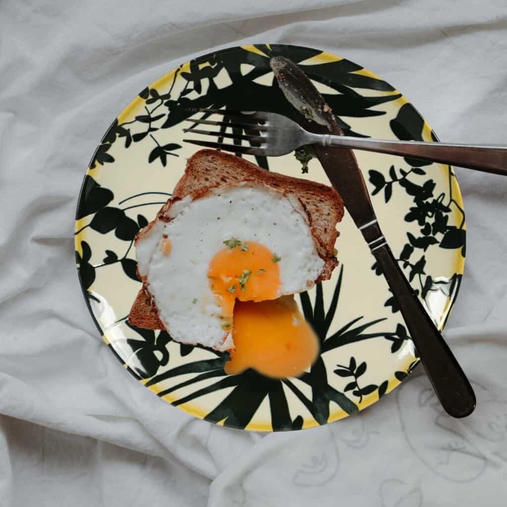 Tafelservice für 4 Personen, 12-teilig, mit tiefem Teller, rund, glänzendes Elfenbein mit grauen Blättern verziert